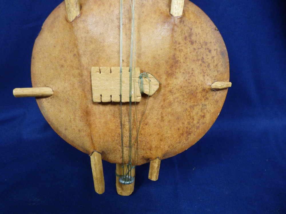 A DOUBLE SIDED AFRICAN TRIBAL DRUM WITH PEA’S INSIDE WHICH RATTLE WHEN MOVED, 43CM HIGH, TOGETHER - Image 9 of 10