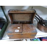 AN UNUSUAL LATE 19TH/EARLY 20TH CENTURY OAK BOX WITH HINGED LIDDED COMPARTMENT TO THE FRONT, OPENING