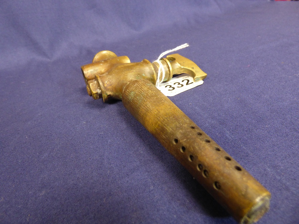 AN UNUSUAL VINTAGE BRASS BEER BARREL KEG TAP, MADE IN BURTON ON TRENT, 19.5CM LONG - Image 3 of 3