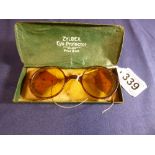A PAIR OF VINTAGE ZYLBEX EYE PROTECTOR GOGGLES WITH TINTED LENSES, IN ORIGINAL FITTED CASE