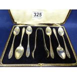 A SET OF SIX SILVER TEASPOONS WITH MATCHING PAIR OF SUGAR TONGS, HALLMARKED SHEFFIELD 1925 BY