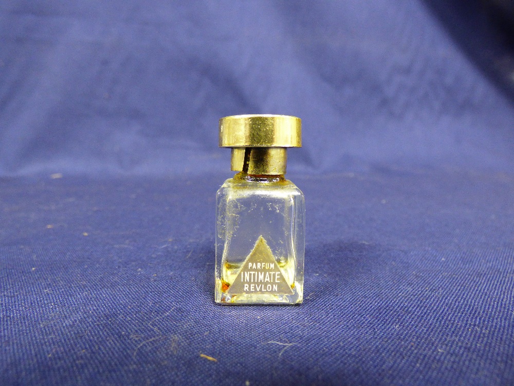 COLLECTION OF ATOMISERS AND PERFUME BOTTLES - Image 4 of 58