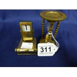 A 20TH CENTURY BRASS SAND TIMER, 8.5CM HIGH, TOGETHER WITH A DESK CALENDAR