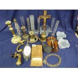A LARGE COLLECTION OF ASSORTED COLLECTIBLES, INCLUDING BRASS CANDLESTICKS, BRASS DOOR KNOCKER SHAPED