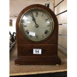 AN EDWARDIAN INLAID MAHOGANY DOME TOP MANTEL CLOCK, THE MOVEMENT BY WM L GILBERT CO USA, 28CM