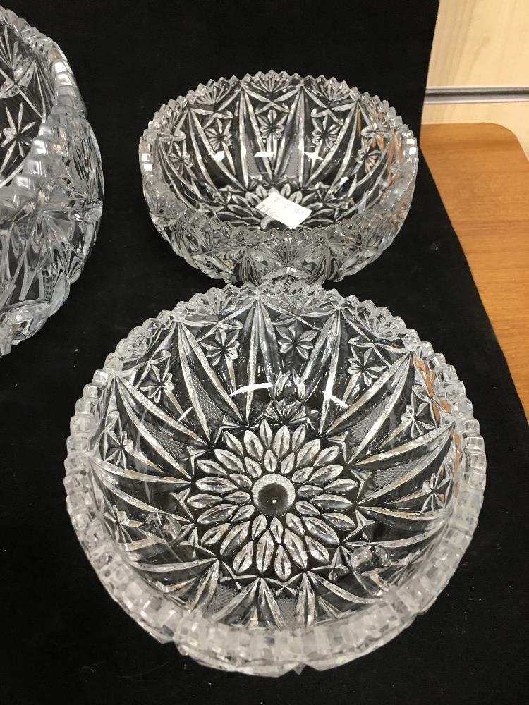 A CUT GLASS FRUIT BOWL AND SIX GLASS BOWLS, EACH RAISED UPON THREE GLASS FEET - Image 3 of 4