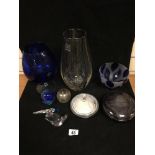 COLLECTION OF ART GLASS, INCLUDING A GILLIES JONES WEDGWOOD BIRD PAPERWEIGHT, ISLE OF WHITE DUMP