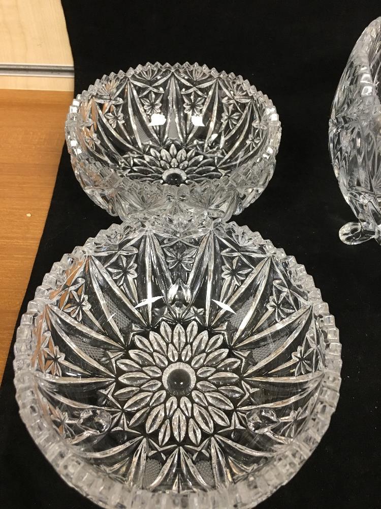 A CUT GLASS FRUIT BOWL AND SIX GLASS BOWLS, EACH RAISED UPON THREE GLASS FEET - Image 4 of 4