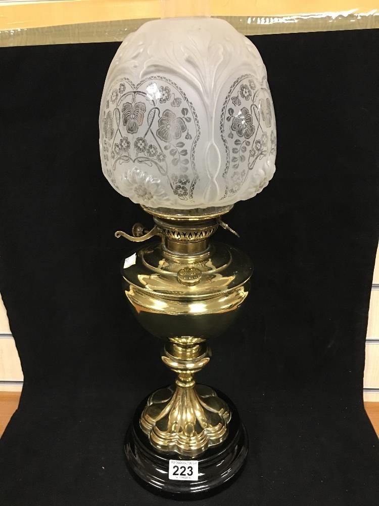 A LATE 19TH/EARLY 20TH CENTURY BRASS VERITAS OIL LAMP WITH CLEAR GLASS FUNNEL AND ETCHED GLASS