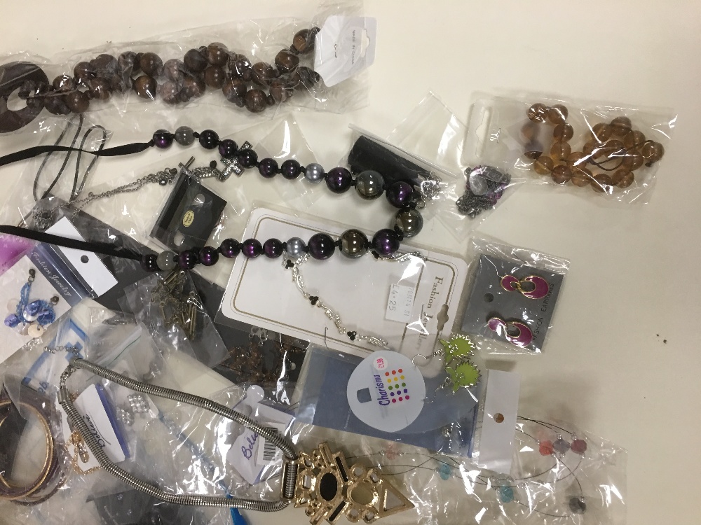 LARGE QUANTITY OF MIXED COSTUME JEWELLERY INCLUDING EARRINGS AND NECKLACES ETC - Image 3 of 7