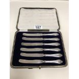 A SET OF SIX SILVER SILVER HANDLED TEA KNIVES IN FITTED BOX