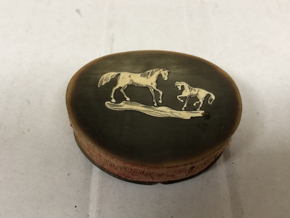 A LATE 19TH/EARLY 20TH CENTURY INLAID HORN PIN CUSHION OF OVAL FORM, INLAID DECORATION DEPICTING TWO - Image 2 of 3