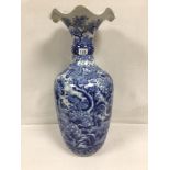 A LARGE 19TH CENTURY JAPANESE IMARI BLUE AND WHITE PORCELAIN VASE WITH HAND PAINTED SCENES DEPICTING