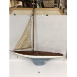 A VINTAGE BLUE AND WHITE PAINTED POND YACHT, 80CM WIDE