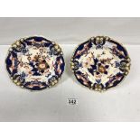 A PAIR OF 19TH CENTURY DERBY IMARI PATTERN PORCELAIN DESSERT PLATES, 20CM DIAMETER