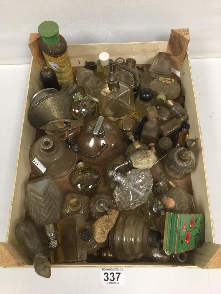 COLLECTION OF VINTAGE GLASS PERFUME BOTTLES AND ATOMIZERS, VARIOUS SHAPES AND SIZES