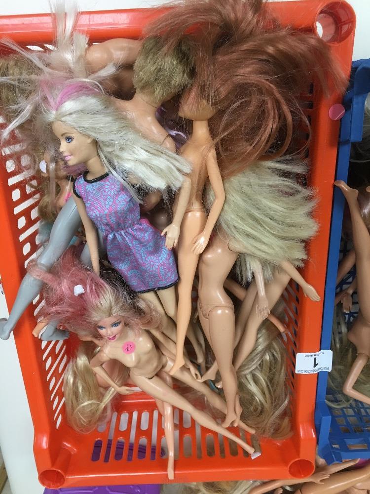 A LARGE QUANTITY OF BARBIE AND OTHER DOLLS - Image 2 of 5