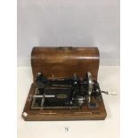 A W.J HARRIS HAND CRANK SEWING MACHINE, NO 2H, IN ORIGINAL WOODEN BOX