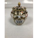 AN EARLY 20TH CENTURY ROYAL CROWN DERBY LIDDED POT, C.1916, REF 2451, 11.5CM HIGH