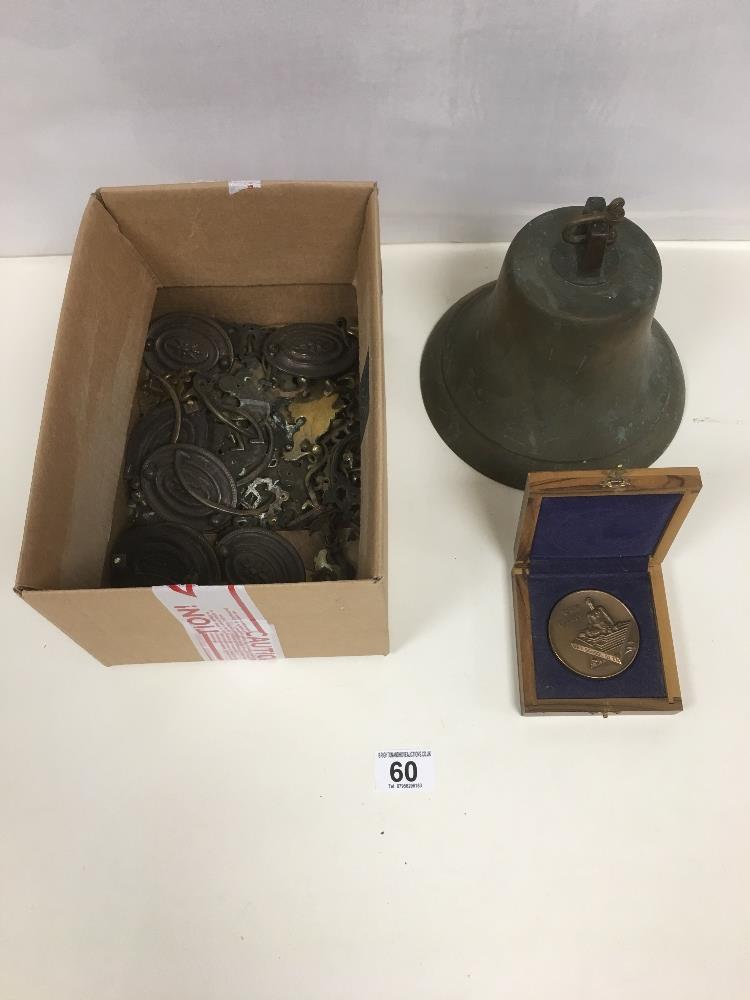 A BRASS BELL AND A QUANTITY OF BRASS FIXTURES & FITTINGS, TOGETHER WITH A BRONZE COMMEMORATIVE