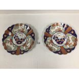 A PAIR OF IMARI PORCELAIN PLATES WITH LOBED BORDERS, 27CM DIAMETER (1 AF)