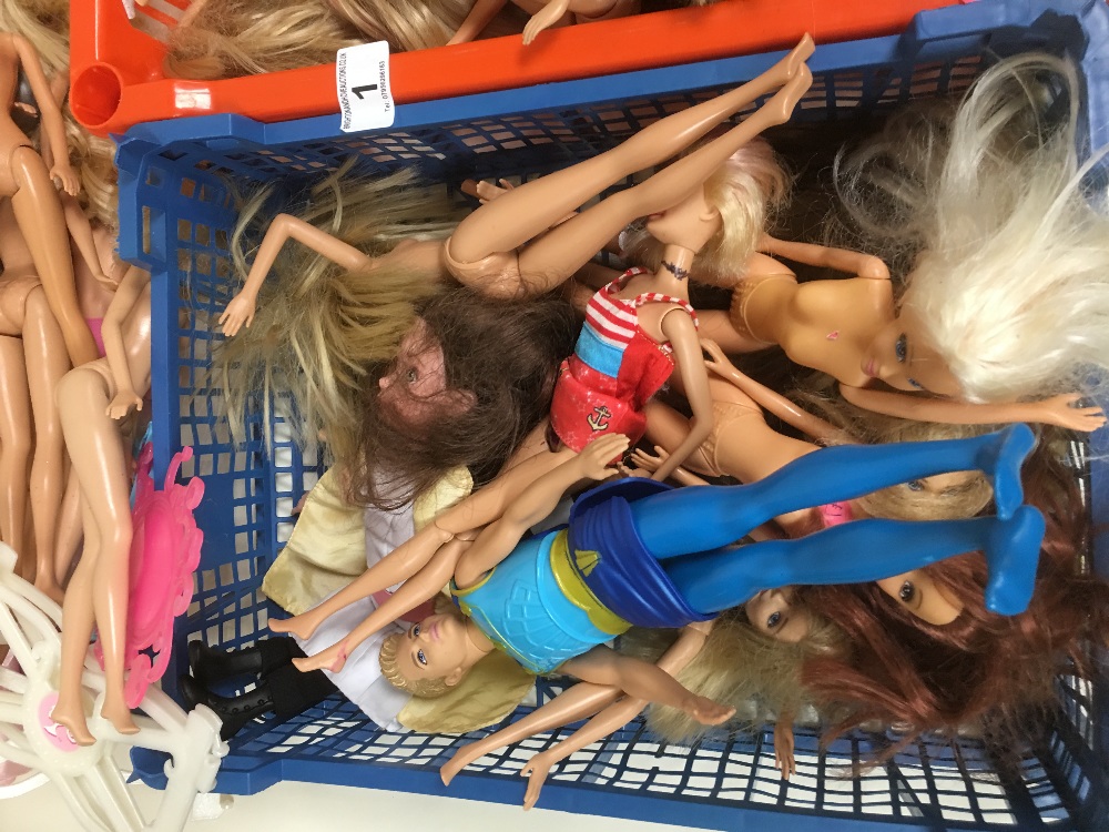 A LARGE QUANTITY OF BARBIE AND OTHER DOLLS - Image 3 of 5