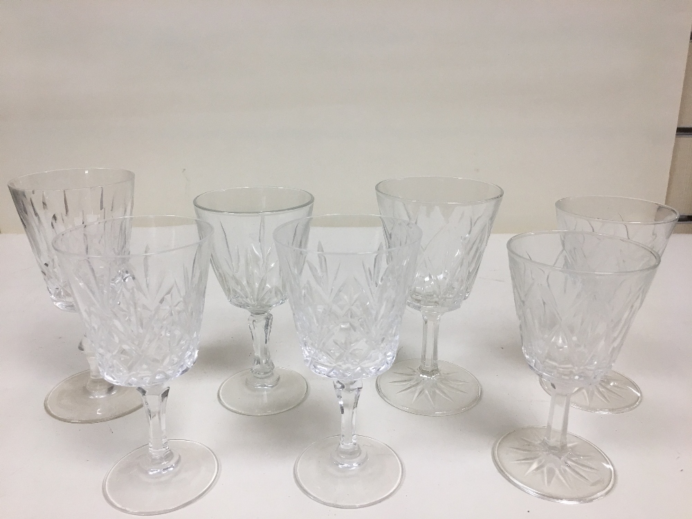 A COLLECTION OF MIXED GLASSWARE, INCLUDING A SET OF SIX CRANBERRY WINE GLASSES ETC - Image 5 of 6