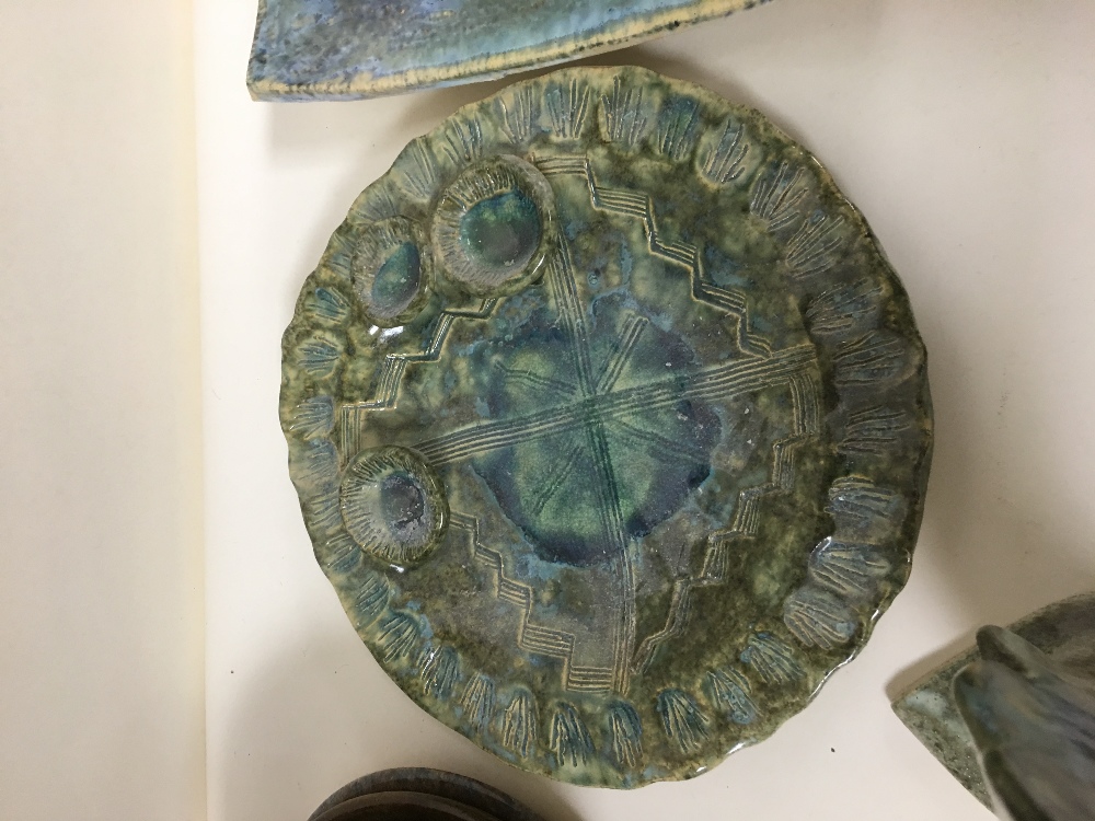 COLLECTION OF ART POTTERY ITEMS, INCLUDING VASE, BOWLS AND MORE - Image 9 of 11