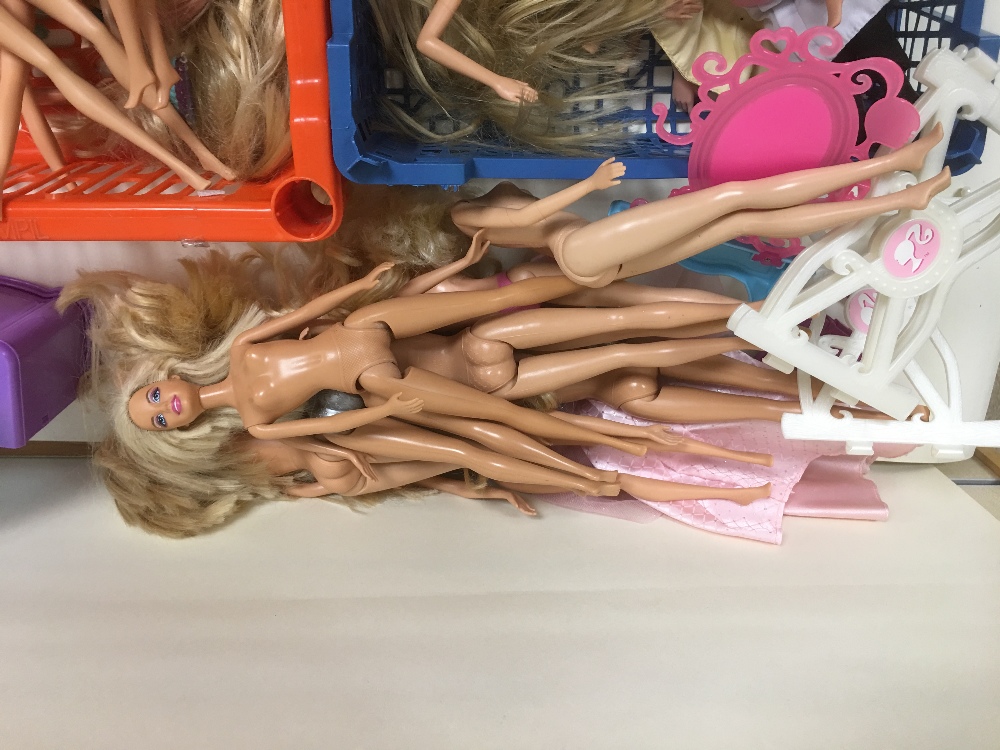 A LARGE QUANTITY OF BARBIE AND OTHER DOLLS - Image 5 of 5