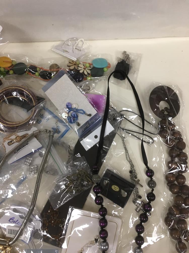 LARGE QUANTITY OF MIXED COSTUME JEWELLERY INCLUDING EARRINGS AND NECKLACES ETC - Image 2 of 7