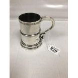 A HEAVY EDWARDIAN SILVER TANKARD WITH HEART SHAPED THUMBPIECE, HALLMARKED SHEFFIELD 1901 BY JAMES