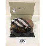 A PAIR OF LADIES BURBERRY SUNGLASSES, BE4037, IN ORIGINAL BOX AND CASE, MADE IN ITALY