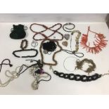 QUANTITY OF ASSORTED COSTUME JEWELLERY INCLUDING NECKLACES ETC