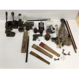 A GROUP OF ASSORTED COLLECTIBLES, INCLUDING FANS, CARVED WOODEN FIGURE, BOSTON PENCIL POINTER AND