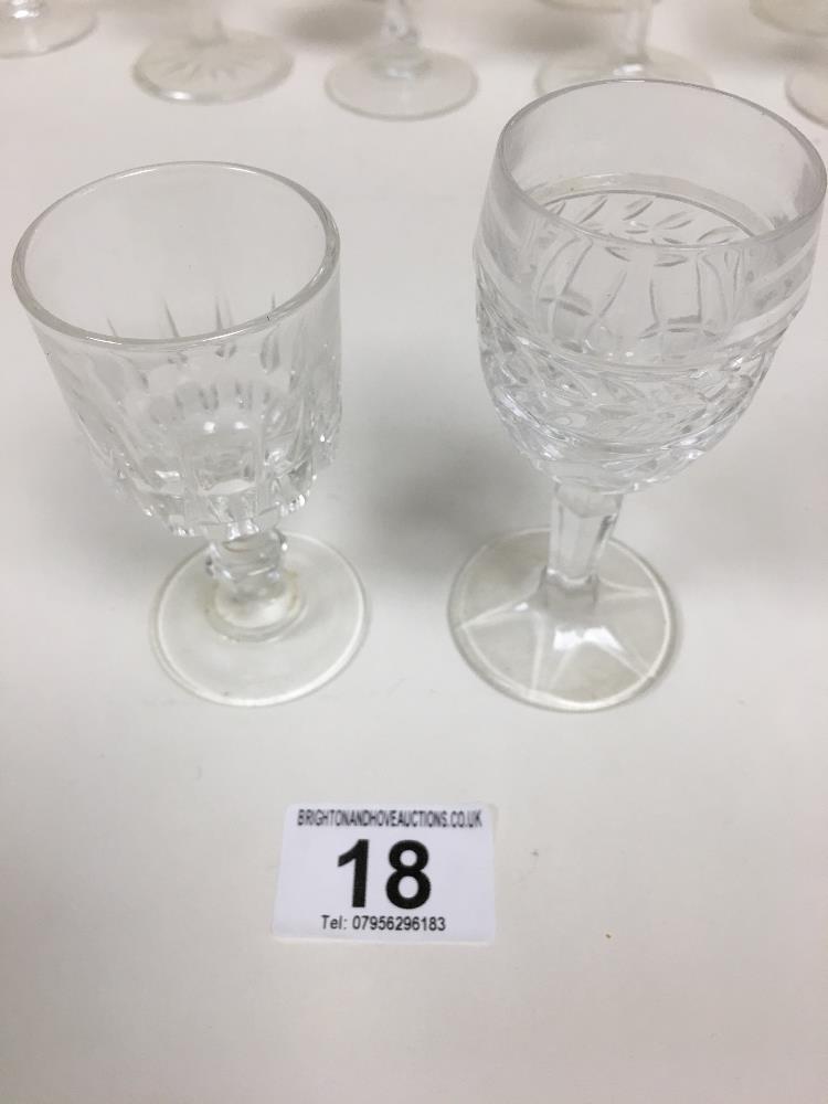 A COLLECTION OF MIXED GLASSWARE, INCLUDING A SET OF SIX CRANBERRY WINE GLASSES ETC - Image 4 of 6