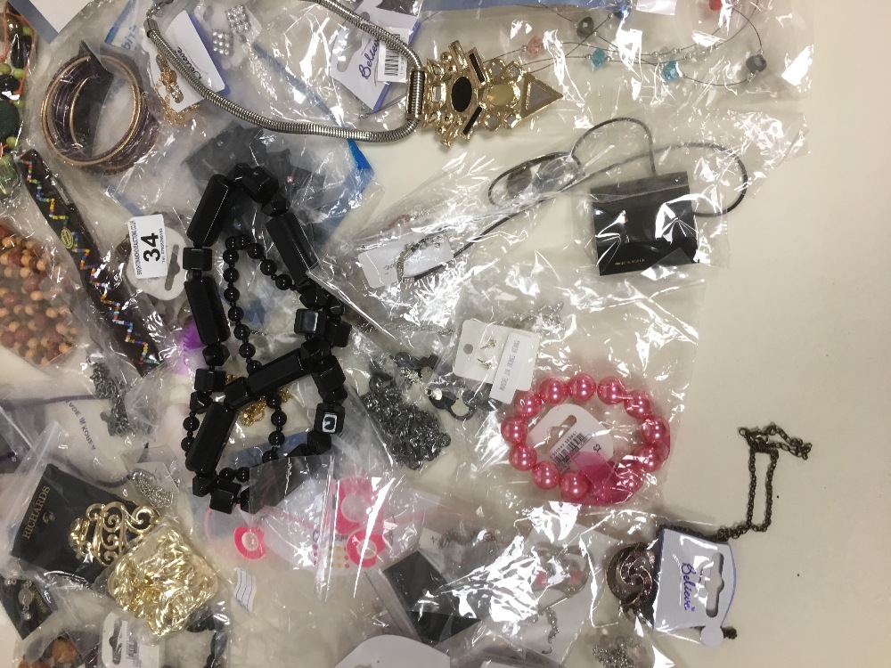 LARGE QUANTITY OF MIXED COSTUME JEWELLERY INCLUDING EARRINGS AND NECKLACES ETC - Image 4 of 7