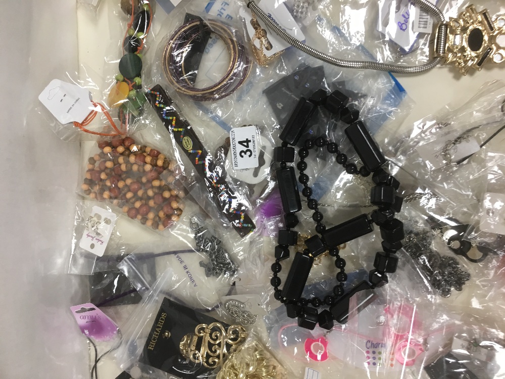 LARGE QUANTITY OF MIXED COSTUME JEWELLERY INCLUDING EARRINGS AND NECKLACES ETC - Image 7 of 7