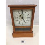 A 20TH CENTURY MANTLE CLOCK BY WATERBURY CLOCK COMPANY IN WOODEN CASE, 30.5CM HIGH