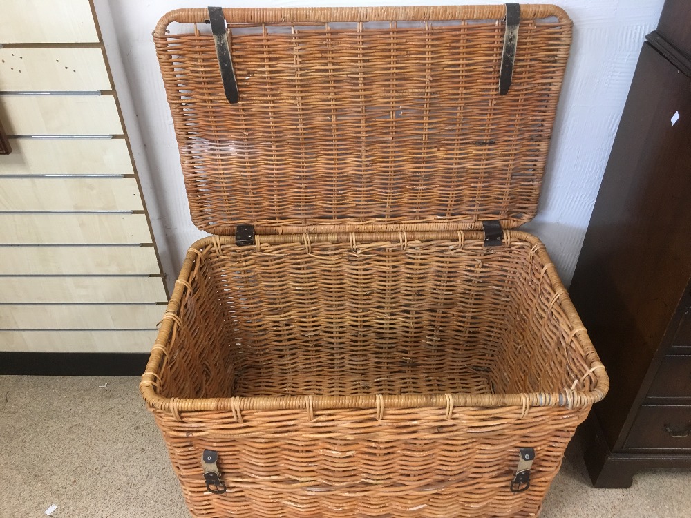 LARGE WICKER LAUNDRY BASKET - Image 2 of 2