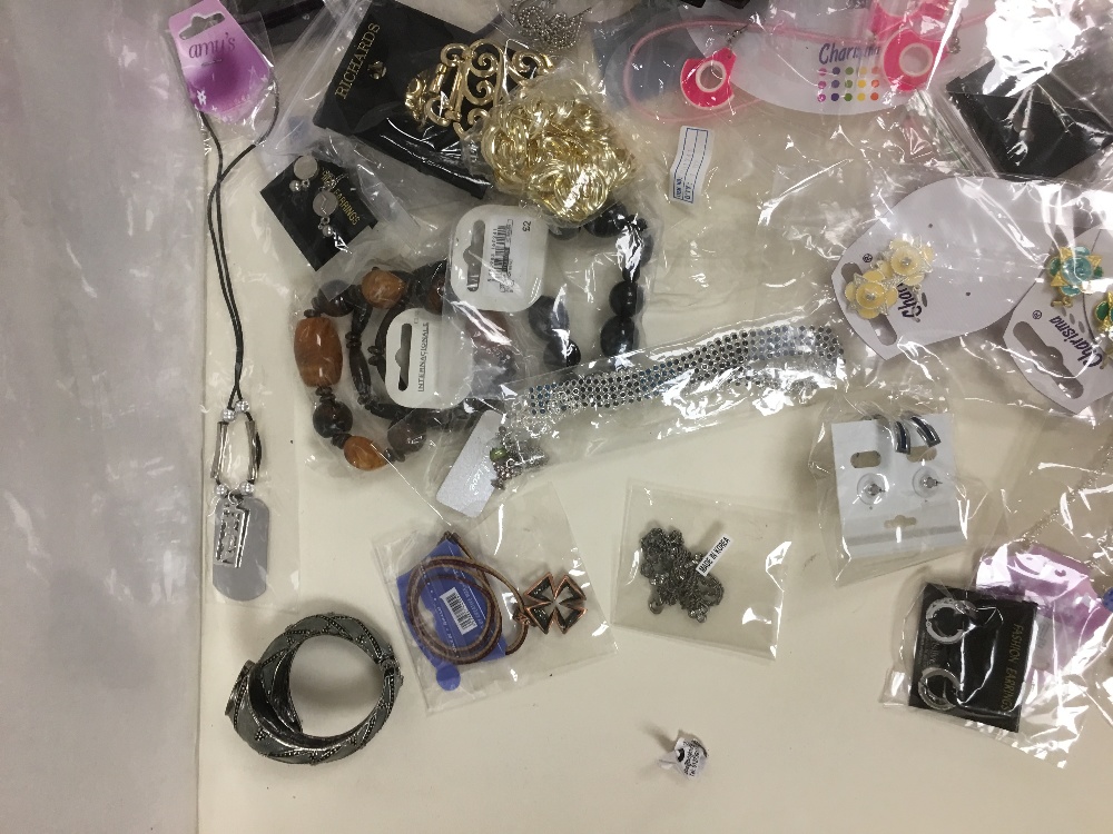 LARGE QUANTITY OF MIXED COSTUME JEWELLERY INCLUDING EARRINGS AND NECKLACES ETC - Image 6 of 7