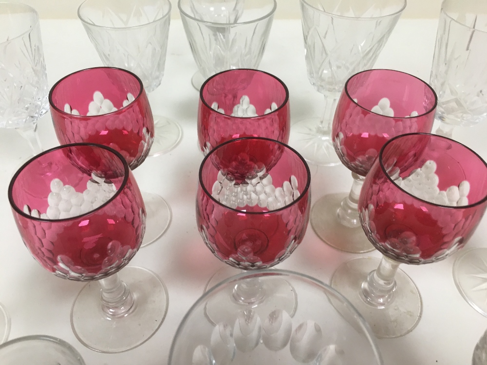 A COLLECTION OF MIXED GLASSWARE, INCLUDING A SET OF SIX CRANBERRY WINE GLASSES ETC - Image 3 of 6