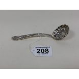 A LATE VICTORIAN SILVER SUGAR SIFTER SPOON WITH CAST DETAILING TO THE HANDLE, HALLMARKED LONDON 1899
