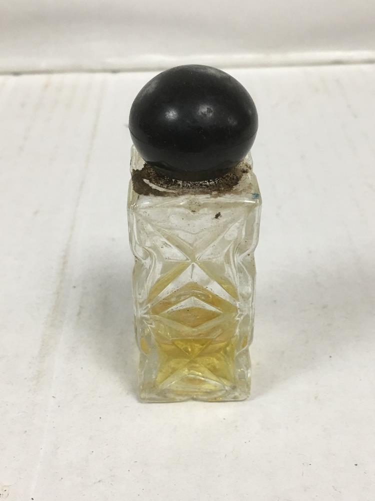 COLLECTION OF VINTAGE GLASS PERFUME BOTTLES AND ATOMIZERS, VARIOUS SHAPES AND SIZES - Image 6 of 12