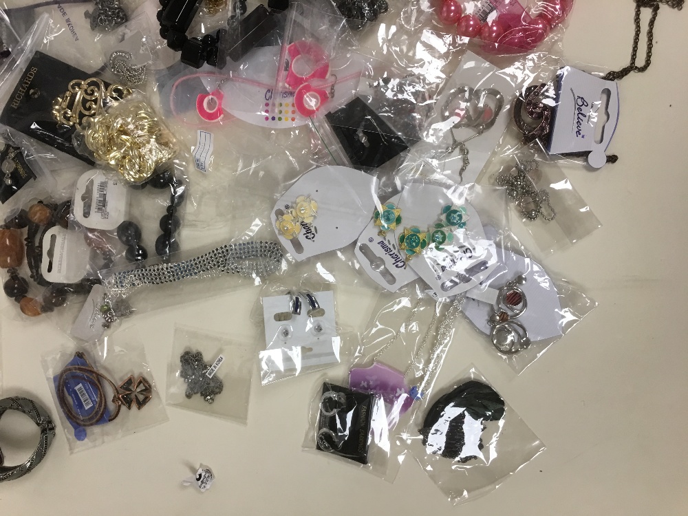 LARGE QUANTITY OF MIXED COSTUME JEWELLERY INCLUDING EARRINGS AND NECKLACES ETC - Image 5 of 7