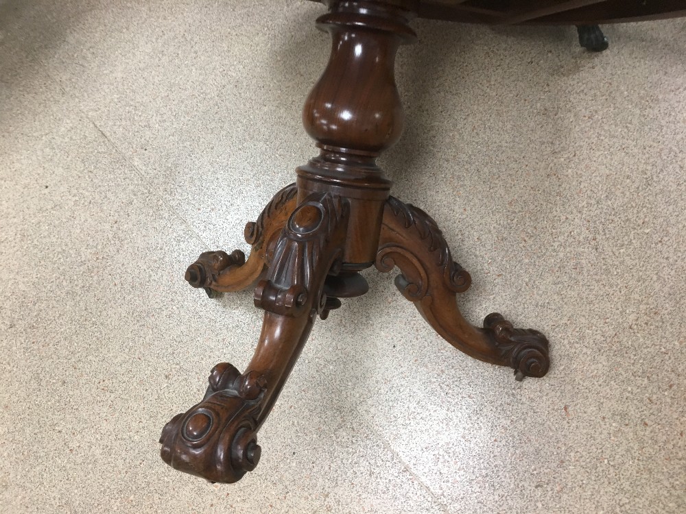 A 19TH CENTURY CIRCULAR ROSEWOOD TABLE RAISED UPON THREE CARVED LEGS, 115CM DIAMETER - Image 5 of 7