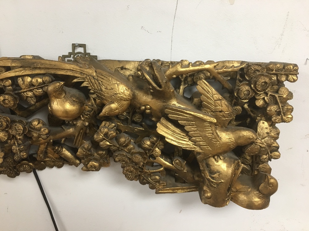 A CARVED WOODEN GILT WALL PLAQUE OF BIRDS AMONGST BRANCHES, 103CM WIDE - Image 4 of 4