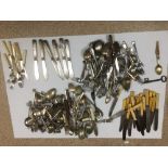 COLLECTION OF FLATWARE CUTLERY