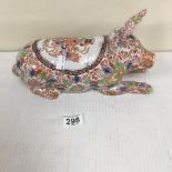 A CHINESE IMARI PATTERN CERAMIC FIGURE OF A PIG, SIX PIECE CHARACTER MARK TO BASE, 32CM LONG