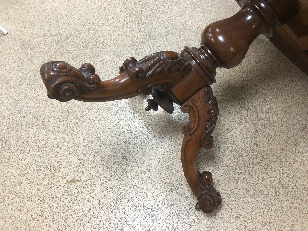 A 19TH CENTURY CIRCULAR ROSEWOOD TABLE RAISED UPON THREE CARVED LEGS, 115CM DIAMETER - Image 7 of 7