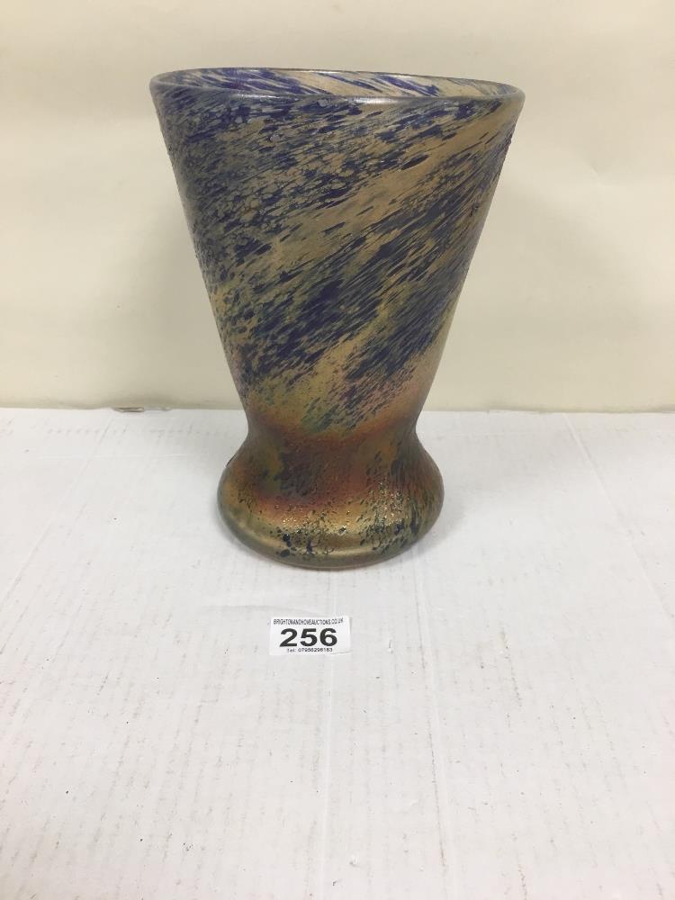 A LARGE IRIDESCENT GLASS VASE WITH FLARED RIM, IN THE LOETZ STYLE, 23CM HIGH